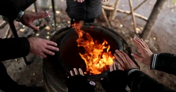 Mężczyźni Rozgrzewający Ręce Przy Ogniu Przyrodzie Zbliżenie Film Slow Motion — Wideo stockowe