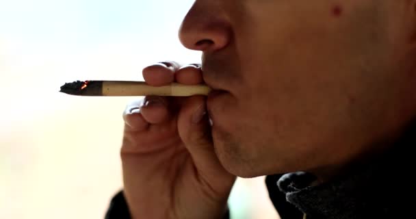 Mann Raucht Zigarette Und Atmet Rauch Nahaufnahme Film Zeitlupe Konzept — Stockvideo