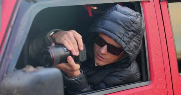 Ιδιωτικός Ντετέκτιβ Γυαλιά Τραβώντας Φωτογραφίες Από Παράθυρο Του Αυτοκινήτου Ταινία — Αρχείο Βίντεο