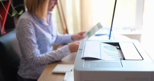Wanita Mencetak Statistik Analitik Pada Printer Persiapan Laporan Keuangan — Stok Video