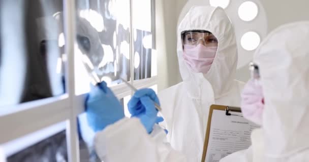 보호용 엑스레이를 마스크를 착용하고 있습니다 코로나 바이러스 대유행 감염의 — 비디오