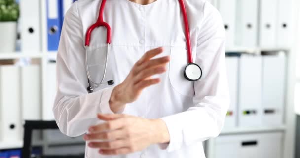 Läkare Vit Rock Viker Tryggt Armarna Över Bröstet Medicinsk Service — Stockvideo