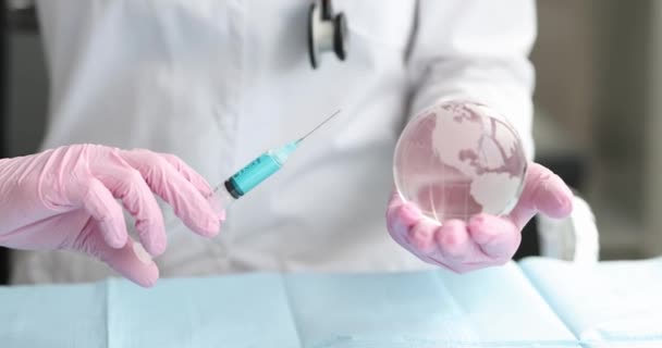 Virologe Hält Glaskugel Und Spritze Mit Impfstoff Der Hand Weltweite — Stockvideo