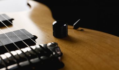 Gül ağacı boyun closeup ile klasik şekli ahşap elektro gitar. Yaylı altı ders müzisyen okul eğitim sanat eğlence elektrik vintage sahne ahşap gitar kavram öğrenme