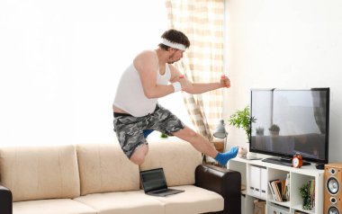 Yakışıklı delikanlı şort ve yelek pembe dumbbells elinde tutar. Tek mücadele resepsiyonlar sensei bir ev fitness kapalı eğitim bağımsız eğitim uzaktan pratik tv ders izle