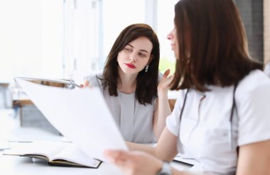 İşyerinde güzel işkadını portre fotoğraf makinesindeki bak. Beyaz yakalı işçi çalışma alanı Kur piyasa işi teklif IRS yeminli mali müşavir iç gelir memur kavramı