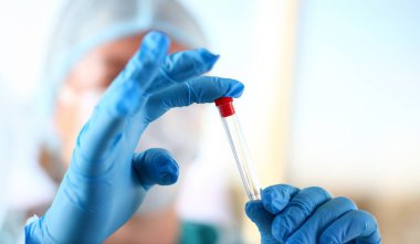 Erkek bilim kolu boş şişeleri closeup içinde tutun. Kimyasal laboratuvar sınavı gıda katkı maddeleri tıbbi karışımı konsantre asit ölçüm yenilik uyuşturucu toksik zehir enfeksiyon ölçü Mikrobiyoloji kavramı