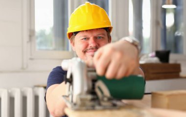 Elektrik kullanarak alt kollarından closeup gördüm. El ile iş işyeri DIY ilham geliştirme tamir dükkanı sarı kask kask sanayi başlangıç fikir endüstriyel eğitim meslek kariyer kavramı