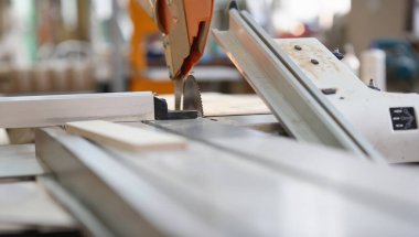 Elektrikli testere. El ile iş işyeri DIY ilham geliştirme tamir dükkanı Sarı kask kask sanayi başlangıç fikir endüstriyel eğitim meslek kariyer kavramı