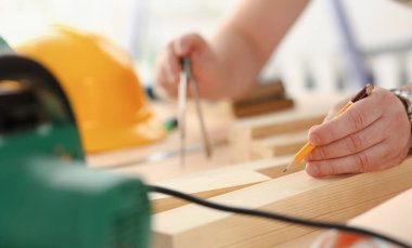 Silah alt yapı planı yapma kağıt closeup ölçekli. El ile iş DIY ilham iyileştirme iş tamir dükkanı grafik sanayi başlangıç işyeri fikir tasarımcı kariyer cetvel ahşap