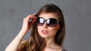 Güneş gözlüğü güzellik kadın portre gri arka plan üzerinde