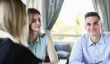 Bir grup insan bir kafede bir seminere katılan dikkatle her başkalarına öğretim dinler ve aynı zamanda gayri resmi bir ortamda iş eğitim için fikirlerini getiriyor.