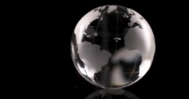 Şeffaf cam küre siyah arkaplanda dönüyor. Dünya siyaseti ve ekonomi kavramı