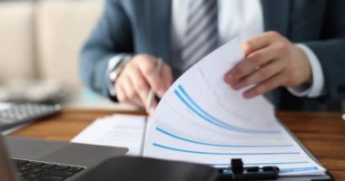 Adam sağlık sigortası şartlarını okuyor. İş sigortası ve tazminat kişisel koruma ve sağlık konsepti.