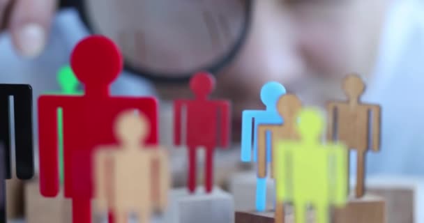 Üzletember Néz Keresztül Nagyító Többszínű Figurák Munkavállalói Keresés Üzleti Koncepcióban — Stock videók