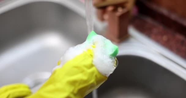 手用清洁剂挤压毛巾 洗涤布与洗涤剂泡沫的结合部 — 图库视频影像