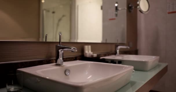 Μοντέρνο Νιπτήρα Μπάνιου Καθρέφτη Στο Όμορφο Κομψό Εσωτερικό Δύο Νιπτήρες — Αρχείο Βίντεο