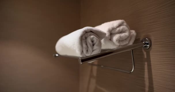 Białe Czyste Ręczniki Dla Pary Gotowe Użycia Łazience Hotelowej Usługi — Wideo stockowe
