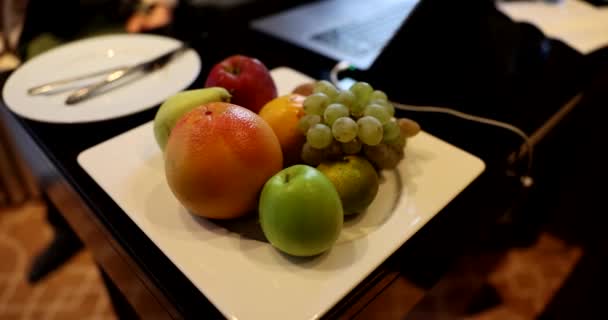 Vacker Frukt Tallrik Närbild Bordet Olika Typer Frukt Bordspäron Apelsiner — Stockvideo