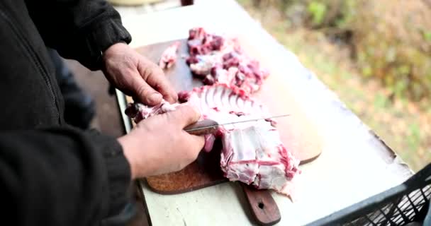 Primer Plano Manos Masculinas Cortando Costillas Cerdo Crudas Para Asar — Vídeos de Stock