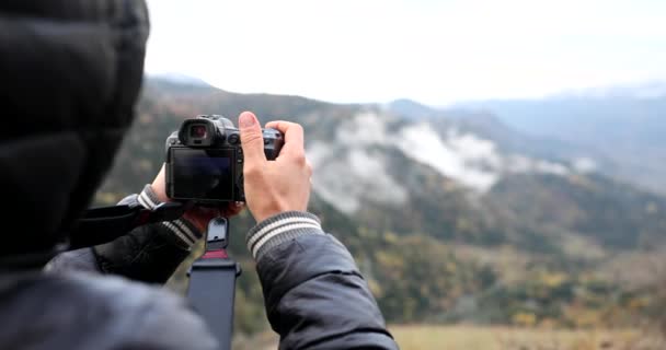 Fotograf Podróżny Robi Zdjęcia Teleobiektywem Górach Piękny Krajobraz Gór Gruzji — Wideo stockowe