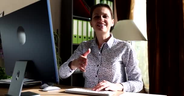 Geschäftsfrau Arbeitet Computer Und Reicht Ihre Hand Zum Händeschütteln Zeitlupe — Stockvideo