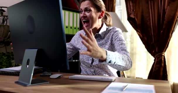 オフィスのコンピューター画面で叫んで怒っている実業家4K映画スローモーション 仕事での感情の燃え尽きは概念を扱う — ストック動画