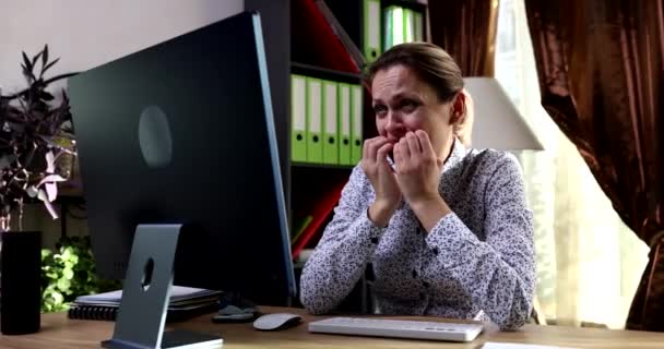 心配ビジネスの女性は コンピュータ画面を見て 彼女の爪をかむ4K映画スローモーション 仕事のコンセプトのストレス — ストック動画