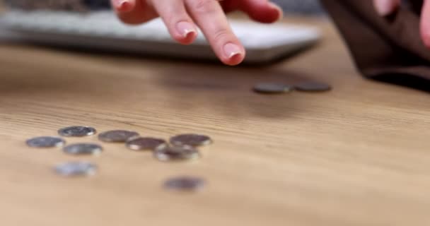 女性手指将硬币移入空钱包 拍摄4K电影慢动作 小额养恤金概念 — 图库视频影像
