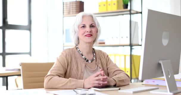 Ältere Frau Mit Grauen Haaren Sitzt Schreibtisch Büro Und Lächelt — Stockvideo