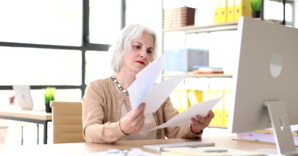 Ηλικιωμένη Γυναίκα Γκρίζα Μαλλιά Μελετώντας Έγγραφα Στο Γραφείο Στο Γραφείο — Αρχείο Βίντεο