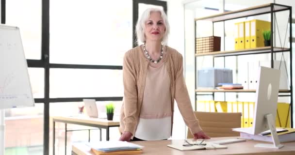 Gri Saçlı Yaşlı Kendine Güvenen Kadını Ofis Filminde Ağır Çekimde — Stok video