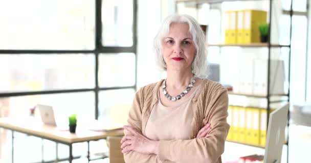 Πορτρέτο Της Ώριμης Επιτυχημένης Επιχειρηματίας Γκρίζα Μαλλιά Στο Γραφείο Ταινία — Αρχείο Βίντεο