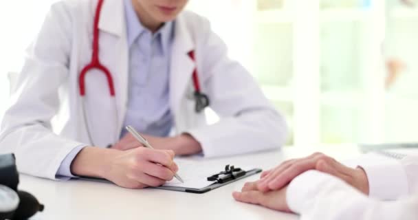 Médecin Remplissant Des Documents Médicaux Table Avec Les Mains Patient — Video