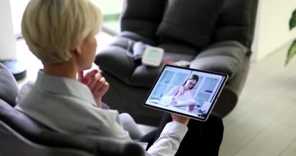 Paciente Mujer Enferma Que Comunica Con Médico Través Enlace Vídeo — Vídeos de Stock