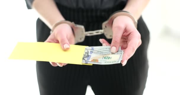 戴着手铐的手把钱放进黄色的信封里拍了四千部电影慢镜头 给予贿赂概念的刑事责任 — 图库视频影像