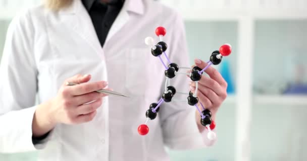 Жінка Вказує Ручкою Хімічну Молекулу Лабораторії Крупним Планом Фільм Повільний — стокове відео