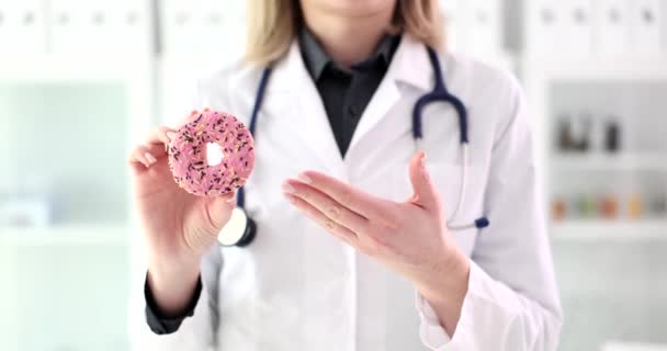 Mulher Médico Segurando Doce Saboroso Donut Mãos Closeup Filme Câmera — Vídeo de Stock