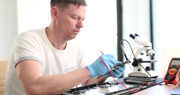 Master Repairman Repairing Computers Laptops Using Tester Movie Slow Motion — Stock Video