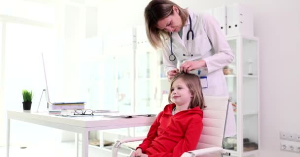Médico Pediatra Examinando Cabeza Pelo Del Niño Para Pediculosis Clínica — Vídeo de stock