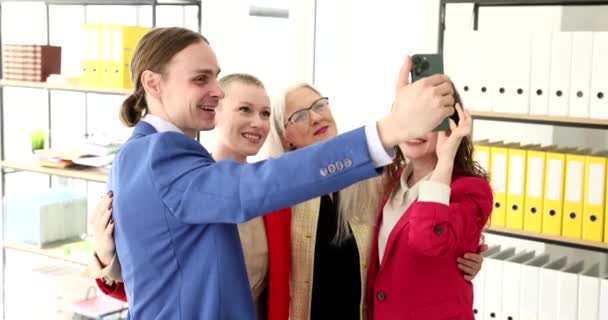 成功的商业团队在办公室里用手机自拍4K电影慢动作 商业生涯和友好团队精神 — 图库视频影像