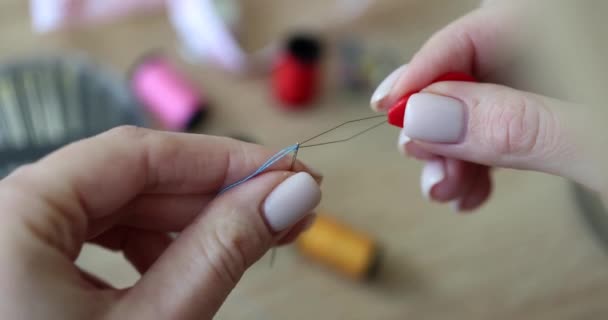 ループを閉じる4K映画スローモーションで糸を針に入れるシームレスストレスの手 縫製工芸のコンセプト — ストック動画