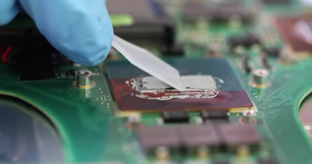 Repairman Menerapkan Pasta Termal Pada Motherboard Komputer Lokakarya Closeup Film — Stok Video