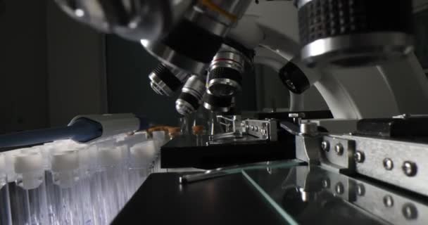 化学实验室密闭4K膜中装有玻璃片和试管的显微镜 化学教育概念 — 图库视频影像