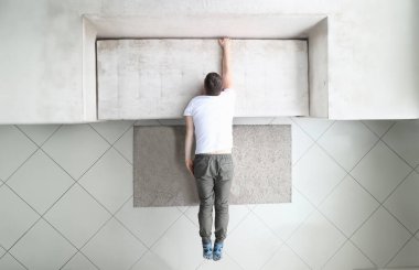 Profesyonel bir sporcunun tek koluyla üstten görünüşü. Evde spor eğitimi alan güçlü bir adam. Sağlıklı bir yaşam tarzı. Spor ve motivasyon kavramı