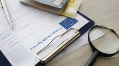 Gümüş kalem, not panosu ve Shengen vize belgeleri için başvuru formu. Pasaport masada. Avrupa Birliği 'ne katılmak için başvuru formu. Eu ve seyahat konsepti