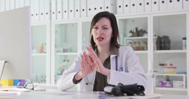 Mujer Médico Mostrando Gesto Negativo Recepción Clínica Película Cámara Lenta — Vídeos de Stock