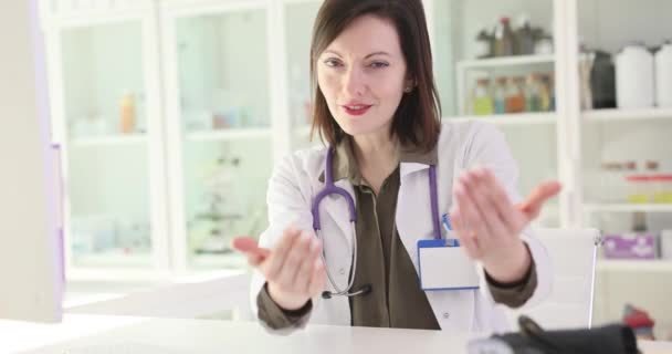 Vrouwelijke Arts Nodigt Patiënt Uit Voor Kliniek Afspraak Voor Onderzoek — Stockvideo