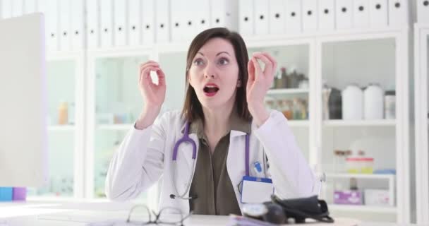不幸な女性医師は クリニック4K映画のスローモーションでショックで手を投げます 予期しない患者治療結果のコンセプト — ストック動画