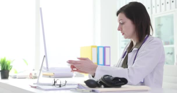 Surpreendida Mulher Insatisfeita Médico Comunicando Com Paciente Através Tela Computador — Vídeo de Stock
